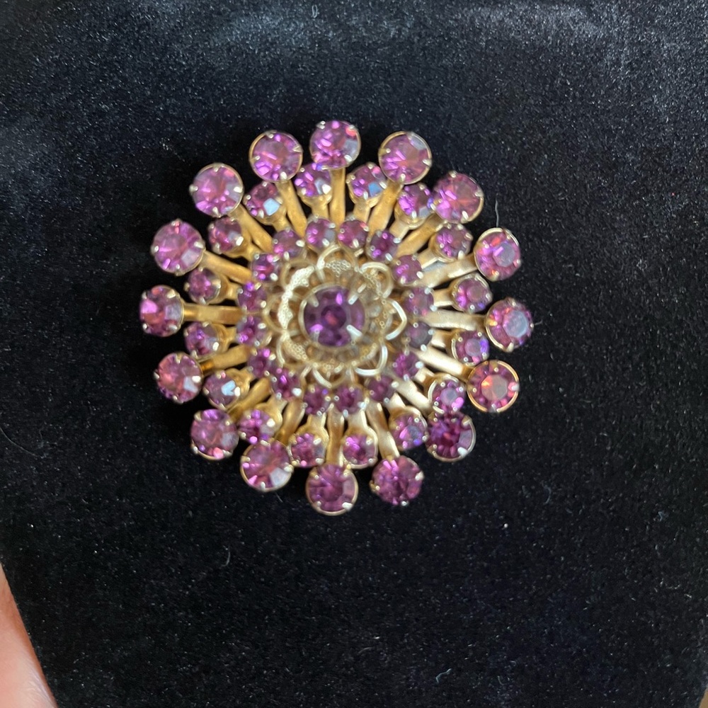 Vintage. Beautiful purple rhinestones Brooch!